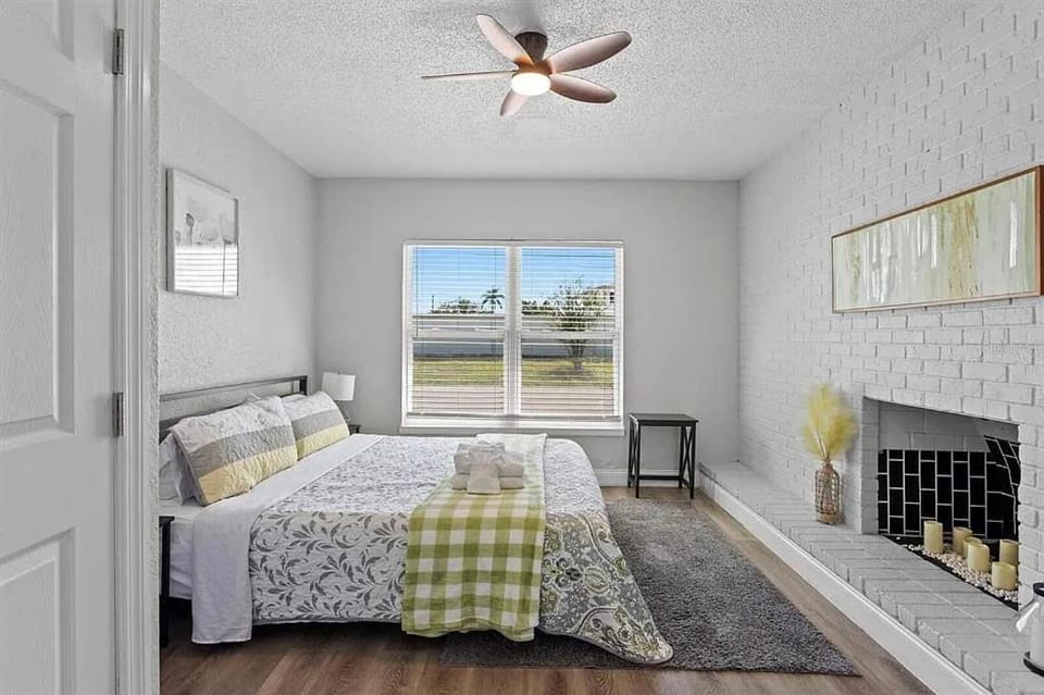 Bed, Bedroom, fireplace
