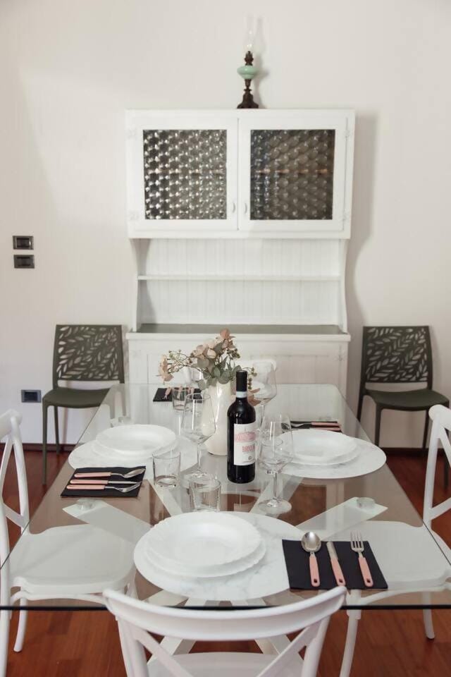 Living room, Food and drinks, Dining area