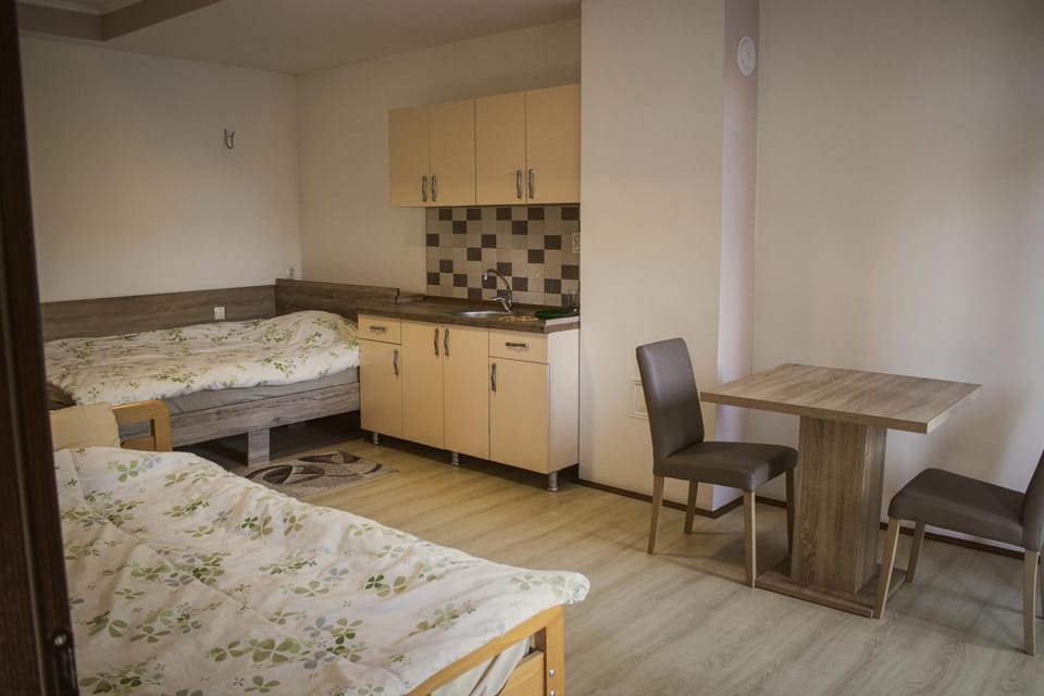 Bed, Kitchen or kitchenette, Bedroom