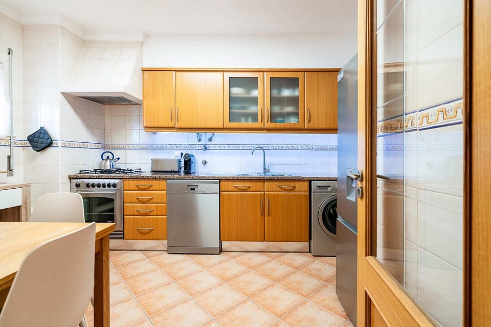 Kitchen or kitchenette, Dining area, dishwasher, oven, stove, toaster, washing machine