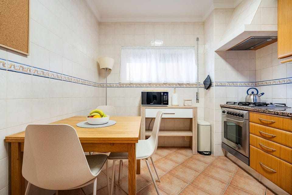 Kitchen or kitchenette, Dining area, oven, stove