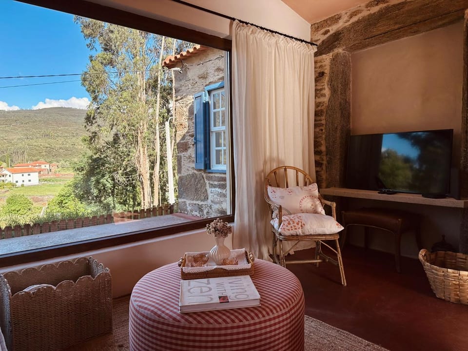 Communal lounge/ TV room, View (from property/room), Balcony/Terrace, Mountain view