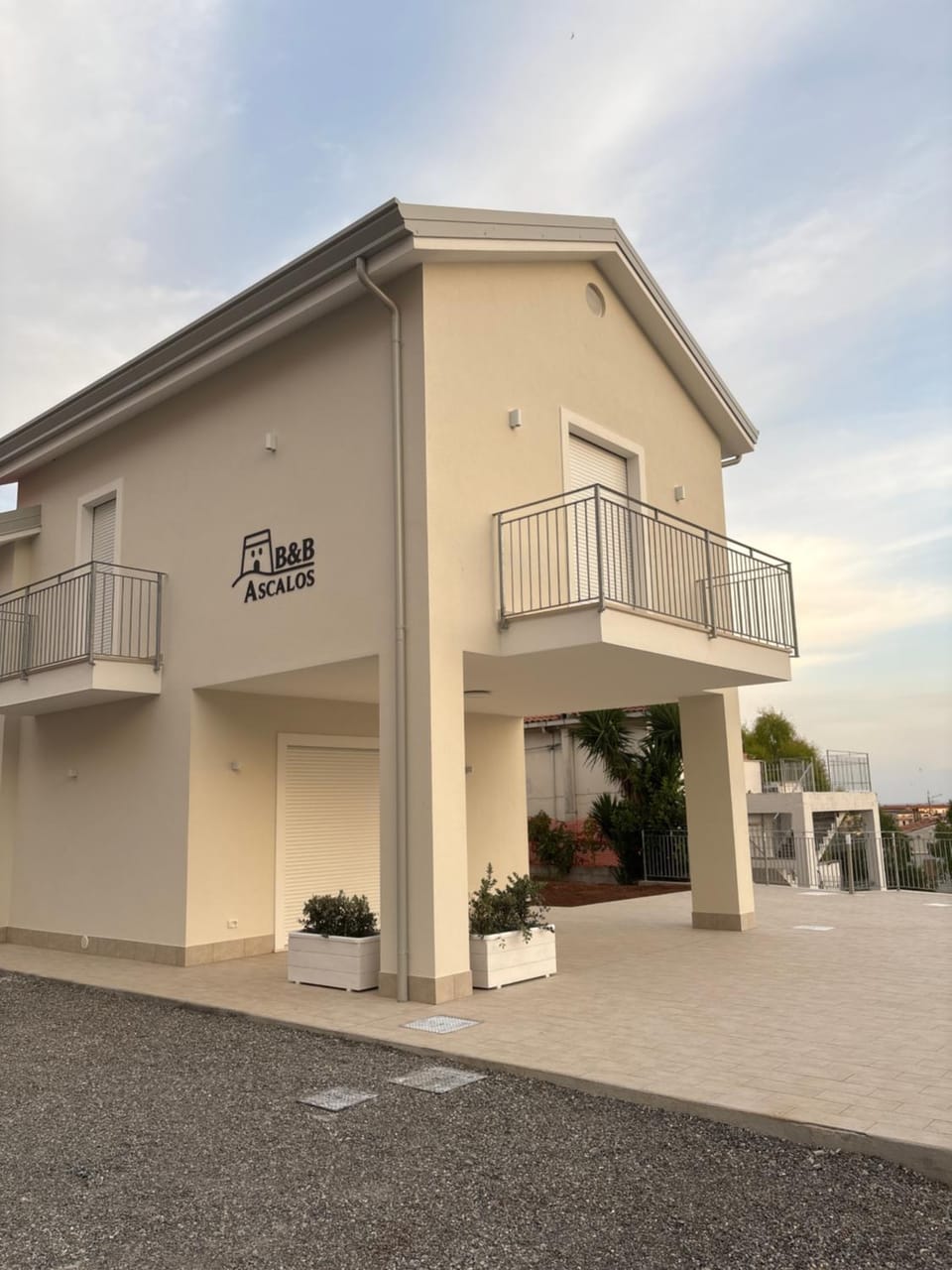 Property building, Day, Balcony/Terrace