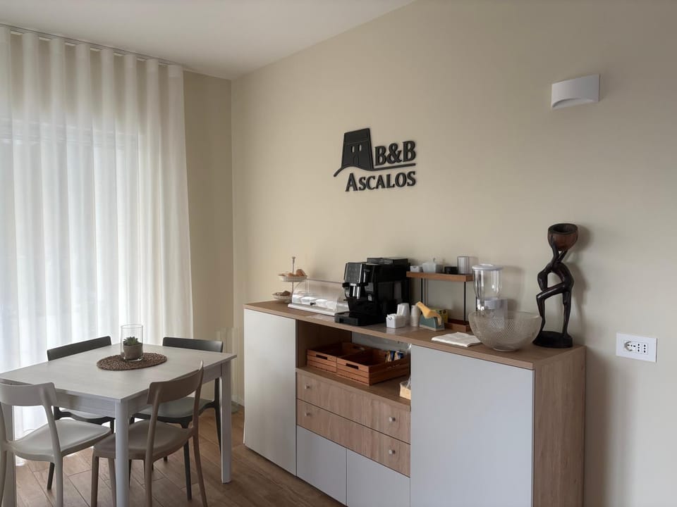 Property logo or sign, Coffee/tea facilities, Food and drinks, Dining area, Food