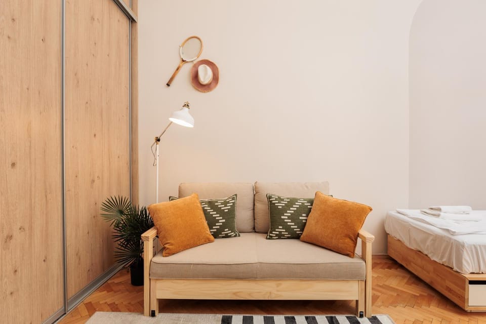 Photo of the whole room, Decorative detail, Bedroom, towels, wardrobe