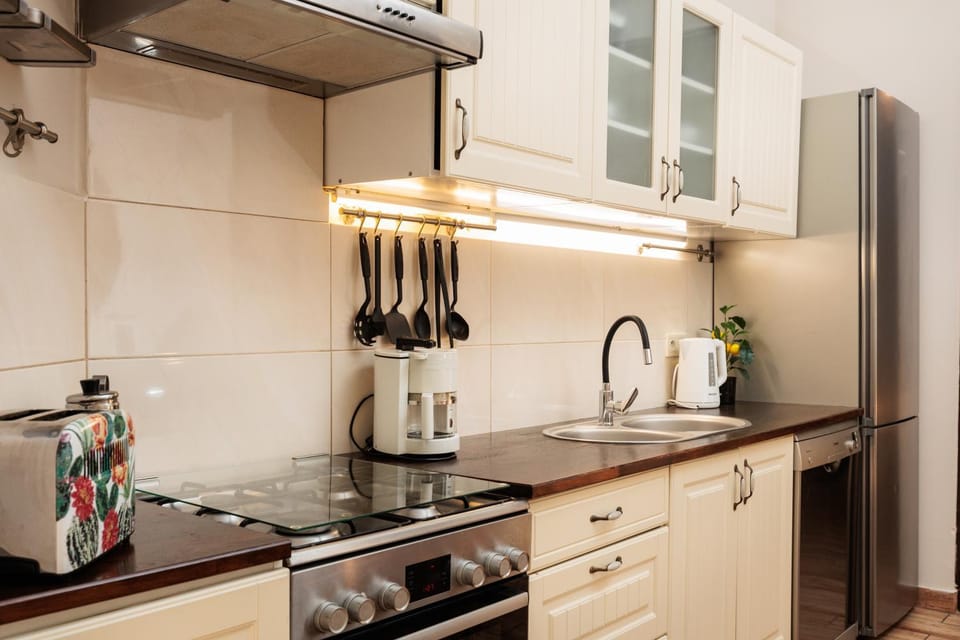 Coffee/tea facilities, Kitchen or kitchenette, Decorative detail, dishwasher, stove, toaster