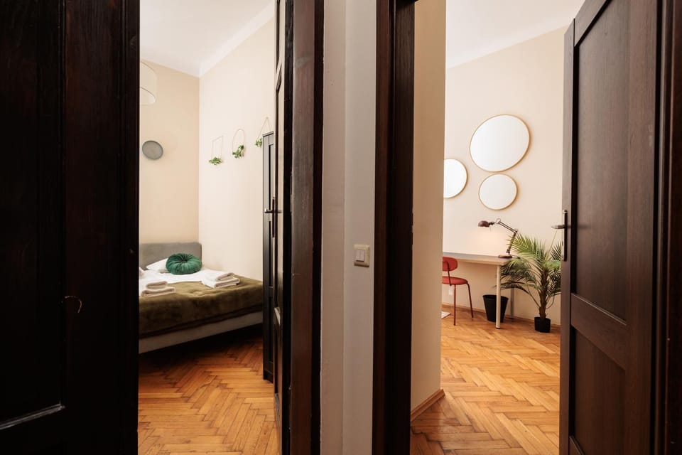 Bed, Photo of the whole room, Decorative detail, Bedroom, towels, wardrobe
