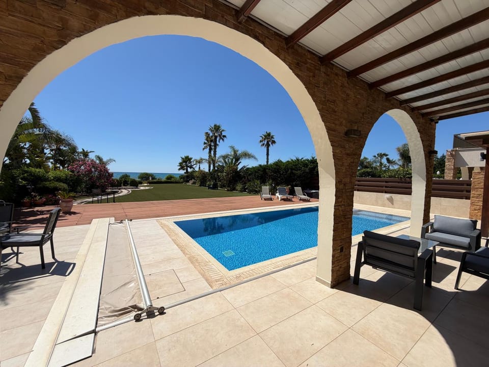 Swimming pool, sunbed