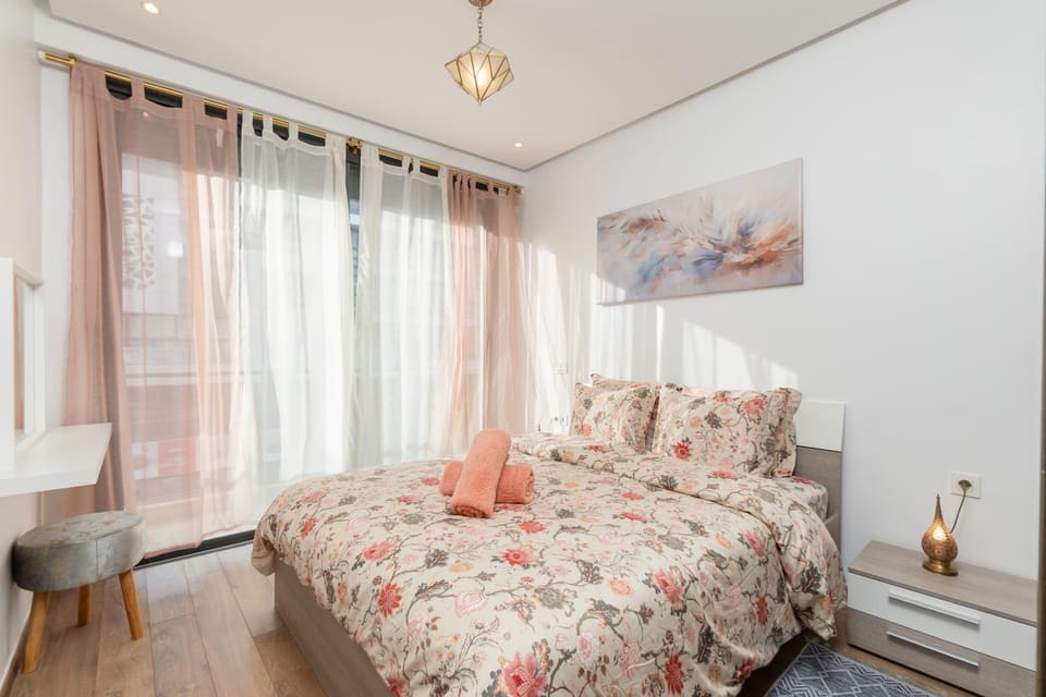 Bed, Photo of the whole room, Seating area, Bedroom