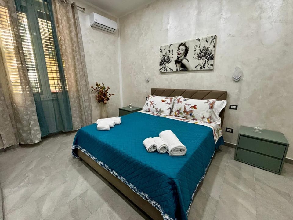 Bed, Photo of the whole room, Bedroom, towels, air conditioner