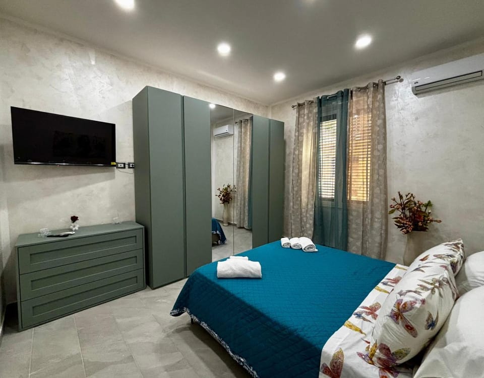 Bed, TV and multimedia, Photo of the whole room, Bedroom, towels, wardrobe, air conditioner