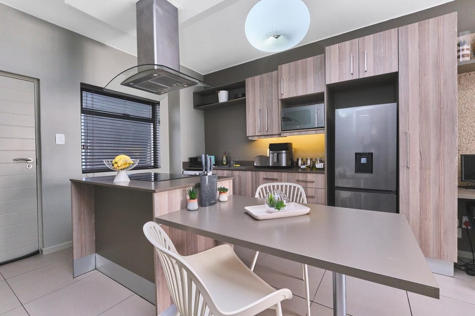 Coffee/tea facilities, Kitchen or kitchenette, Dining area, oven, stove, toaster