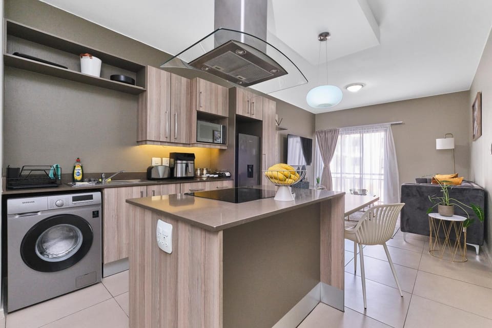 Coffee/tea facilities, Kitchen or kitchenette, Dining area, oven, stove, toaster, washing machine