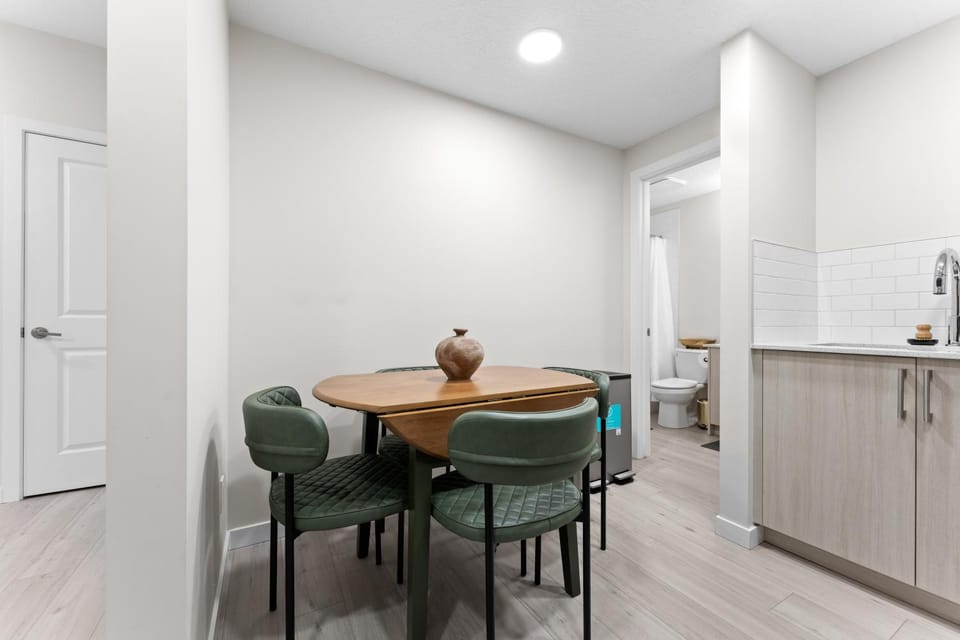 The Nook - 2 Bedrooms 20 mins from airport Games Coffee Apartment in Edmonton