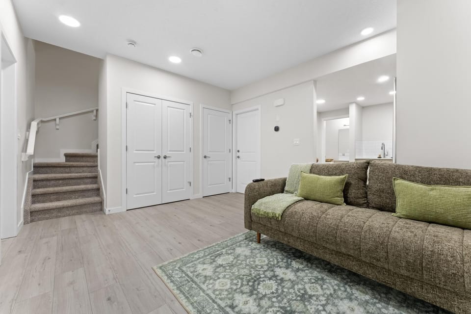The Nook - 2 Bedrooms 20 mins from airport Games Coffee Apartment in Edmonton