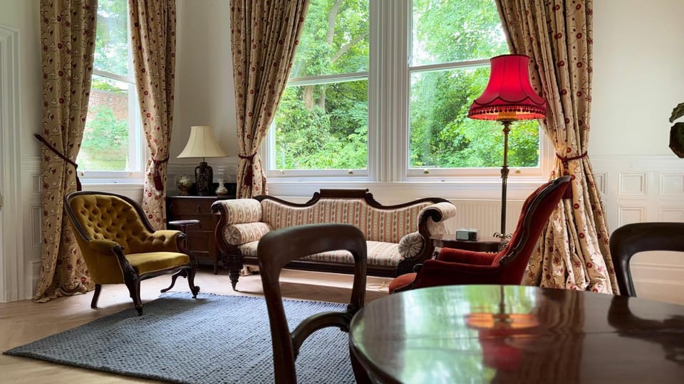 Living room, Seating area
