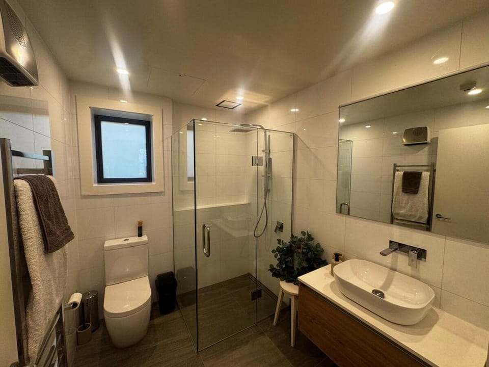 Lakeside Luxury 1 bdrm 2 bathroom! Apartment in Wanaka