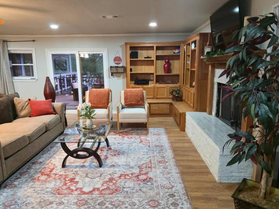 Lakefront withTreehouse & Pool, Hottub, Gameroom House in Eagle Mountain Lake