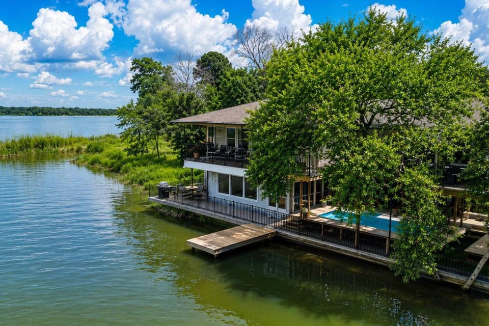 Lakefront withTreehouse & Pool, Hottub, Gameroom House in Eagle Mountain Lake