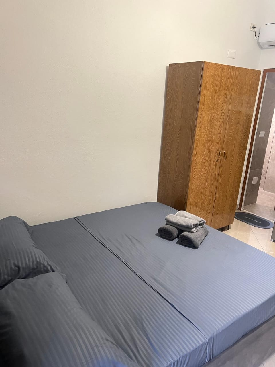 Bed, Photo of the whole room, Bedroom, wardrobe