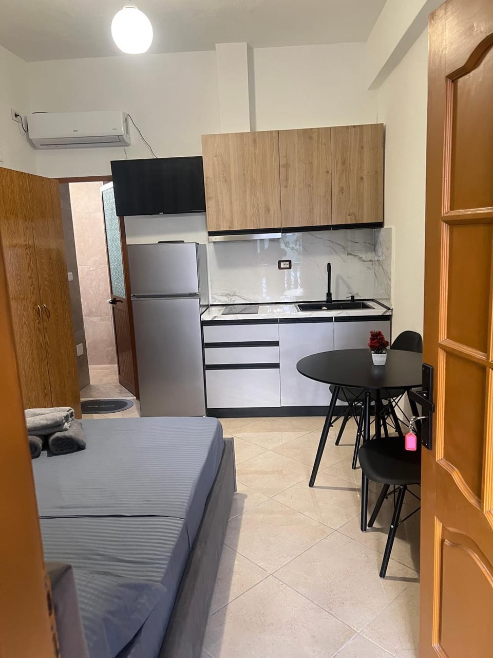 Kitchen or kitchenette, air conditioner