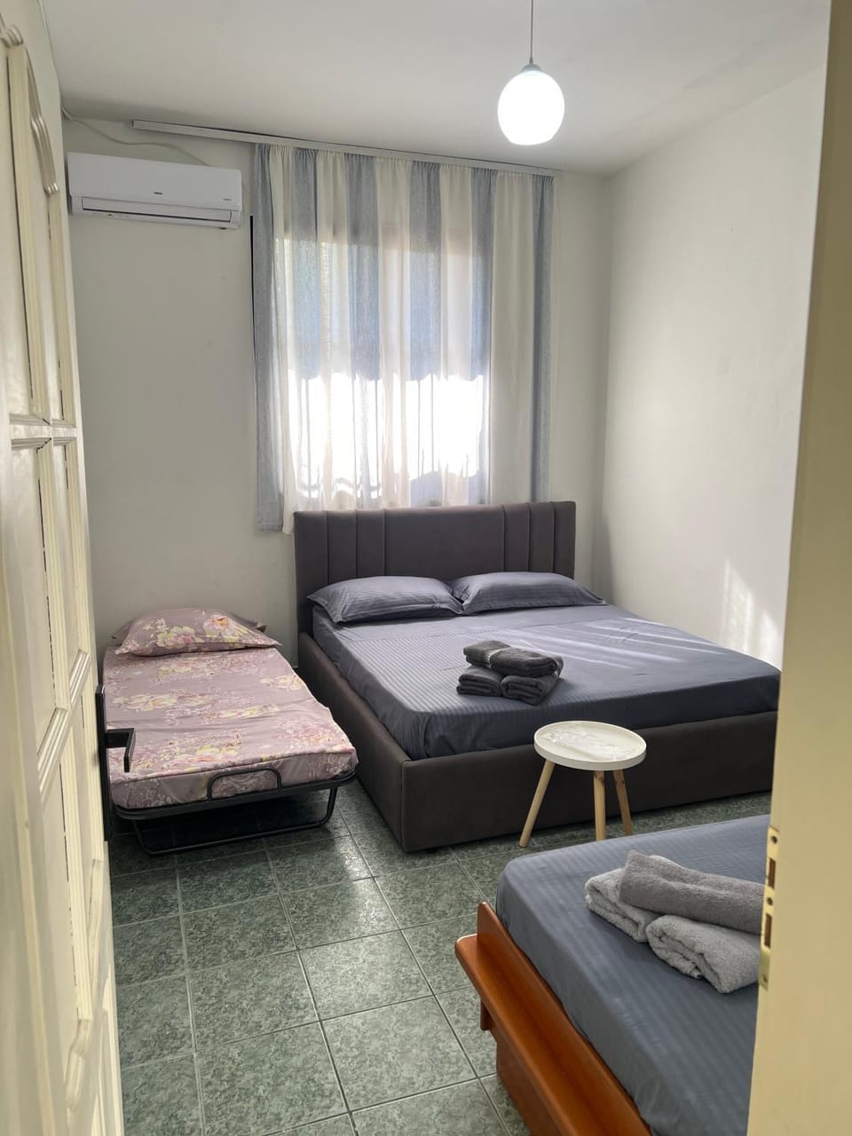 Bed, towels