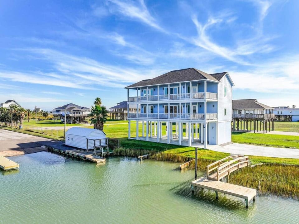 Blissful Blue Oasis- Waterfront in Treasure Island House in Alvin
