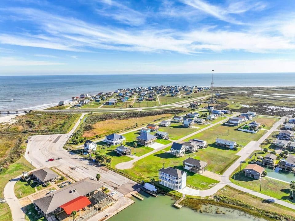Blissful Blue Oasis- Waterfront in Treasure Island House in Alvin