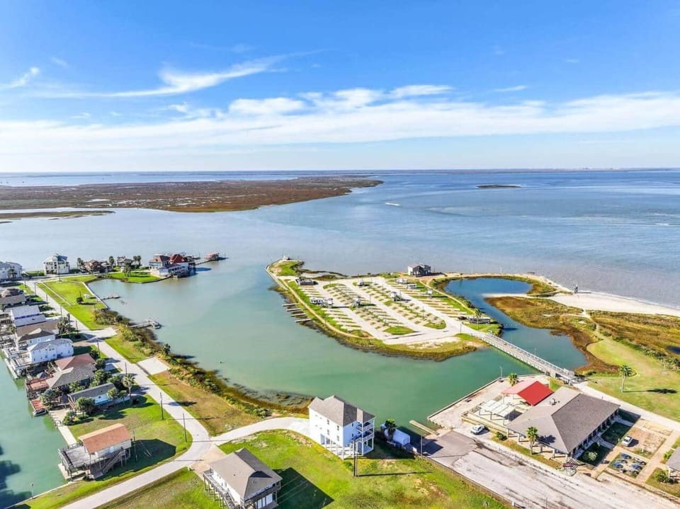 Blissful Blue Oasis- Waterfront in Treasure Island House in Alvin