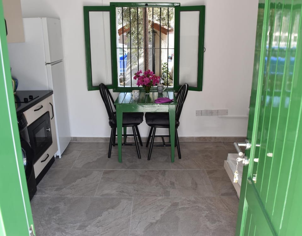 Dining area, kitchen