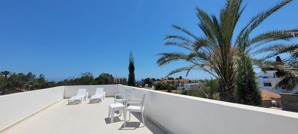 View (from property/room), Balcony/Terrace, Landmark view, Sea view, sunbed