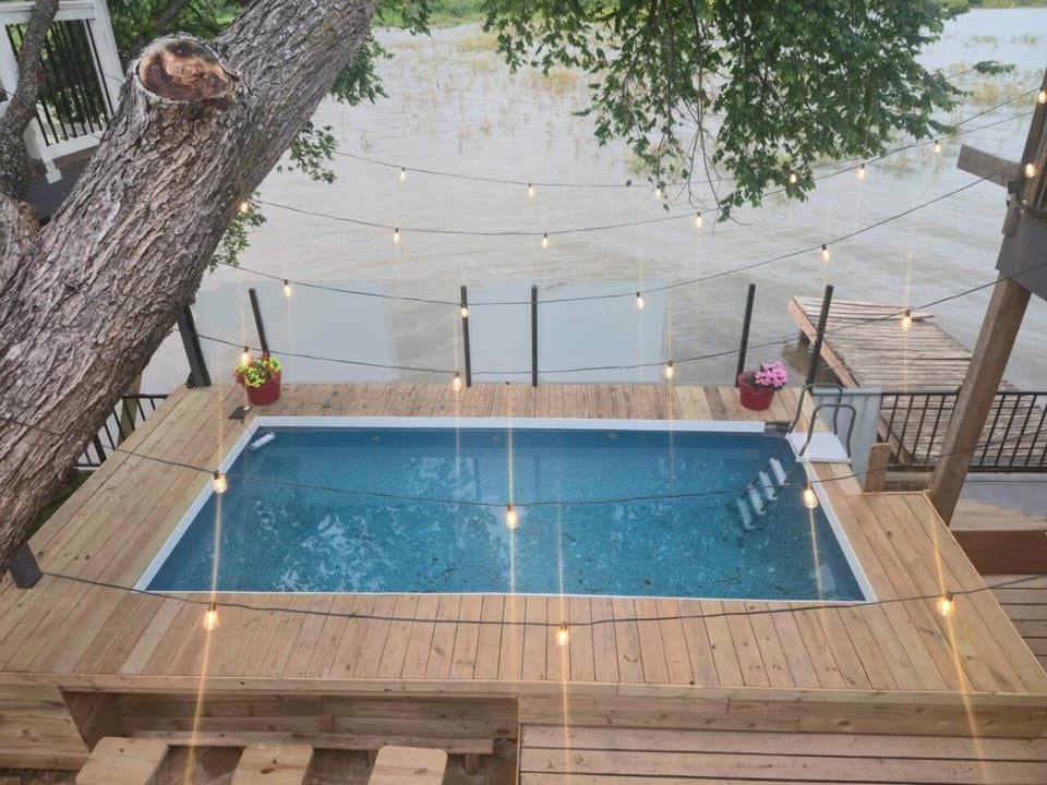 Lakefront Retreat, Pool, Hottub, Firepit House in Eagle Mountain Lake
