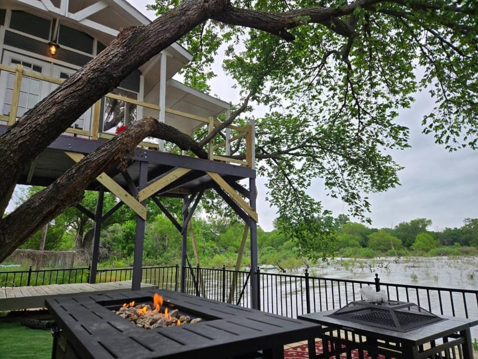 Lakefront Retreat, Pool, Hottub, Firepit House in Eagle Mountain Lake
