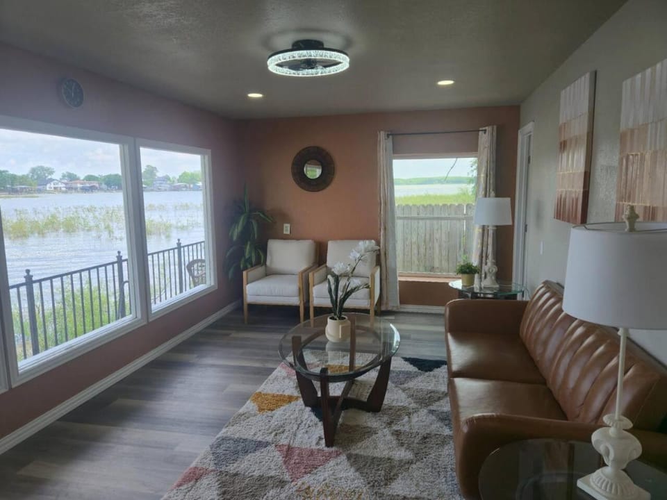 Lakefront Retreat, Pool, Hottub, Firepit House in Eagle Mountain Lake