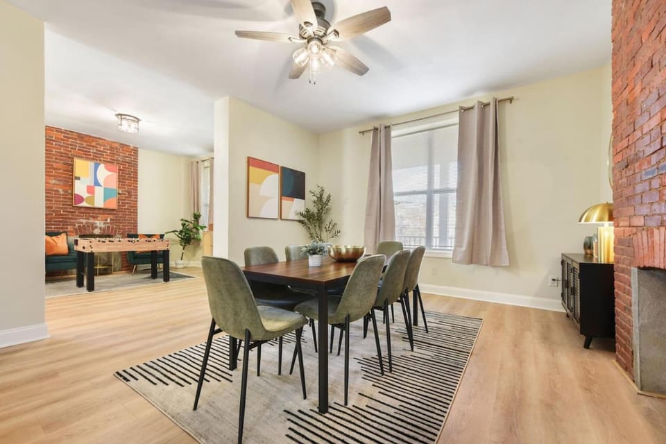 Pet Friendly 6 Bedroom Free Parking plus 5 Min From Bakery Sq House in Pittsburgh