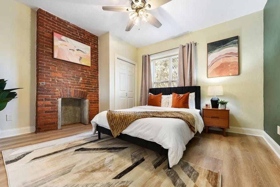 Pet Friendly 6 Bedroom Free Parking plus 5 Min From Bakery Sq House in Pittsburgh