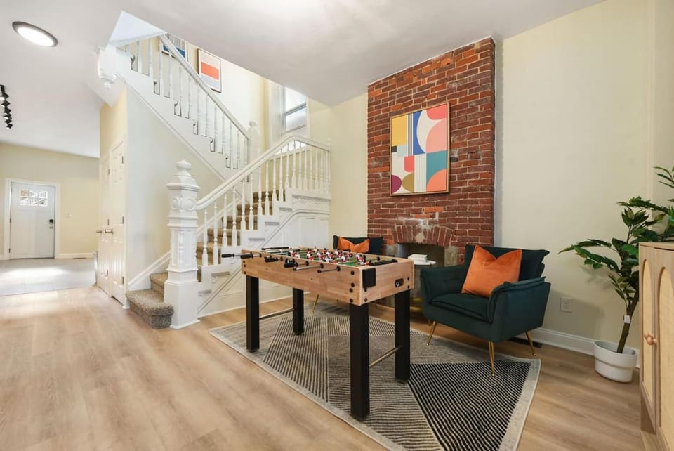 Pet Friendly 6 Bedroom Free Parking plus 5 Min From Bakery Sq House in Pittsburgh