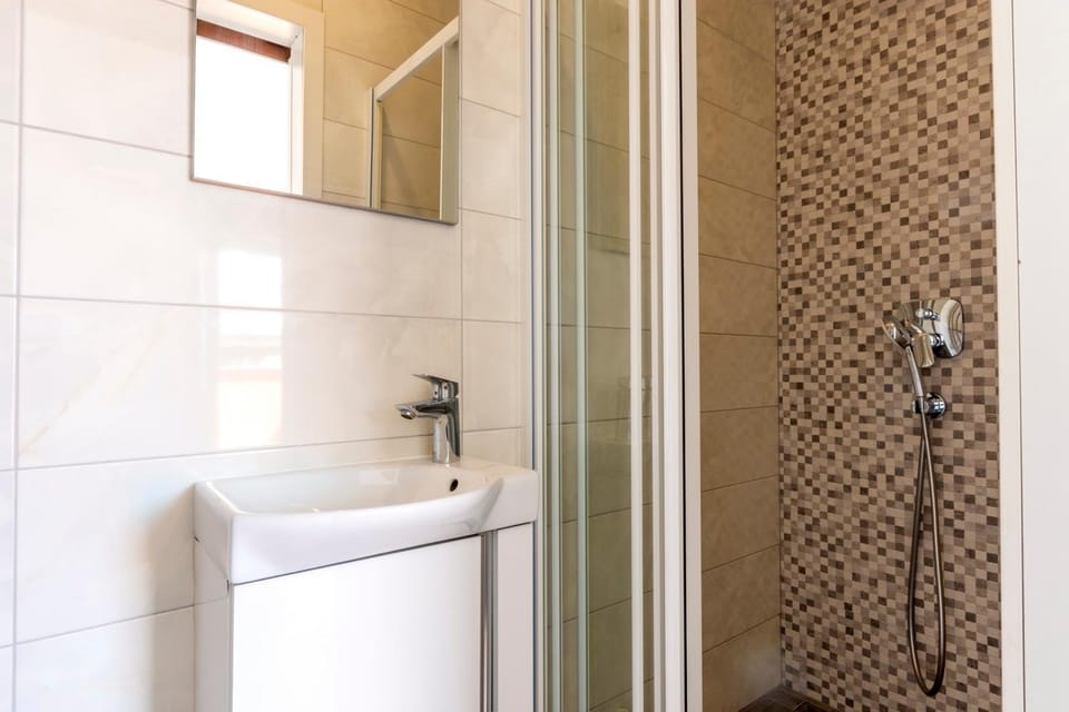 Shower, Bathroom, hair dryier
