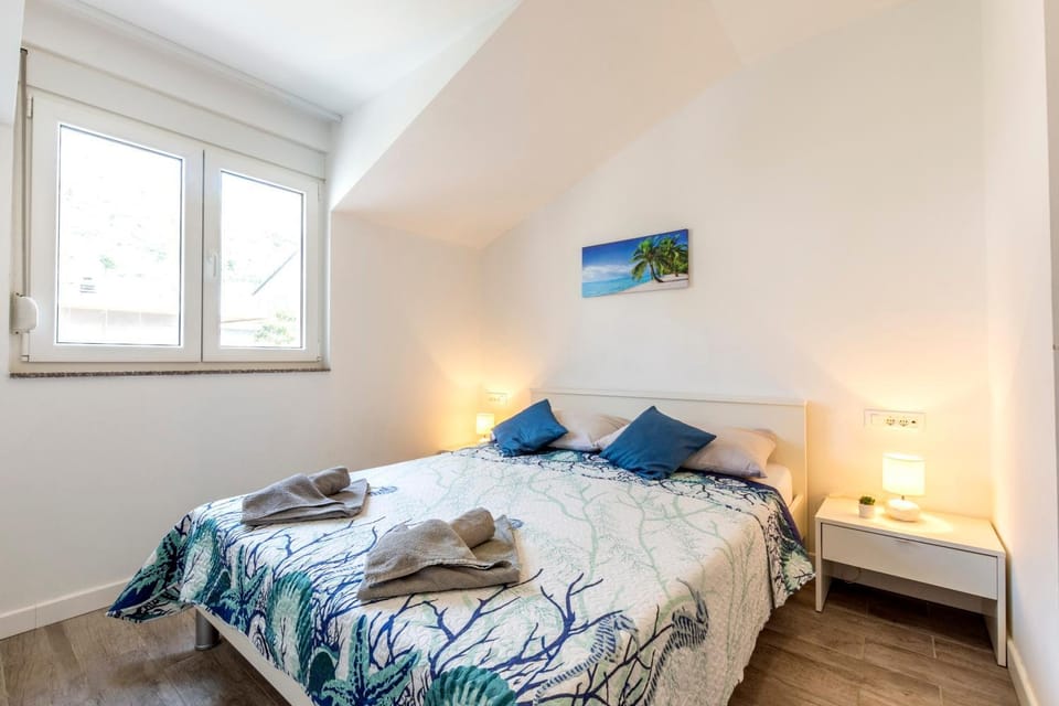 Bed, Photo of the whole room, Bedroom, towels, wardrobe