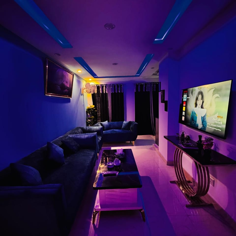 TV and multimedia, Living room, Seating area, Evening entertainment