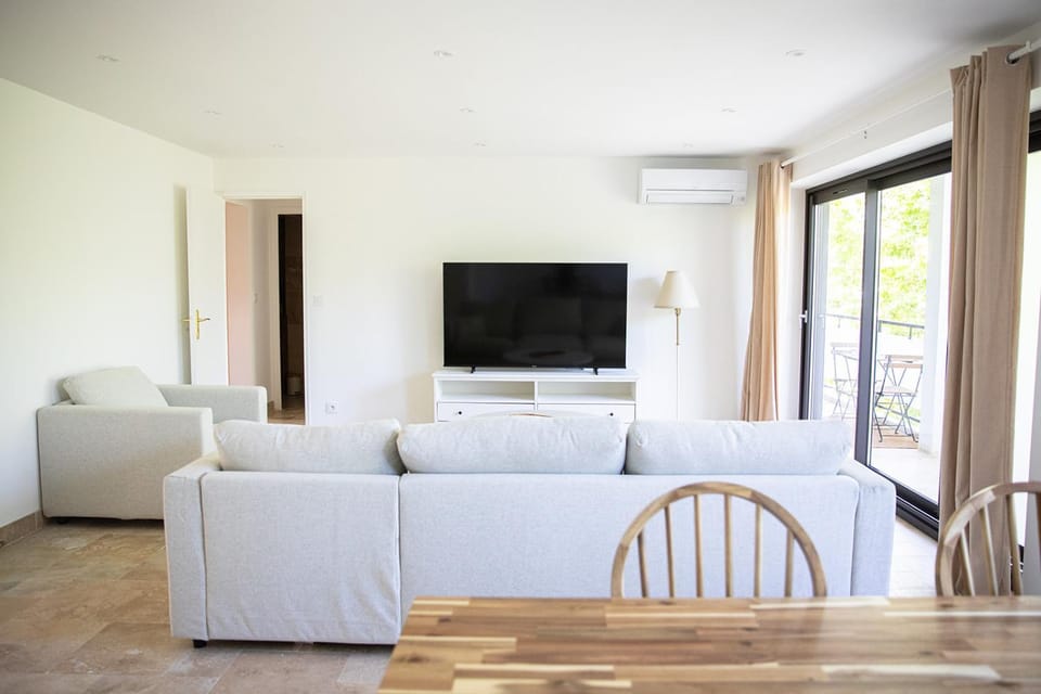 Bed, Living room
