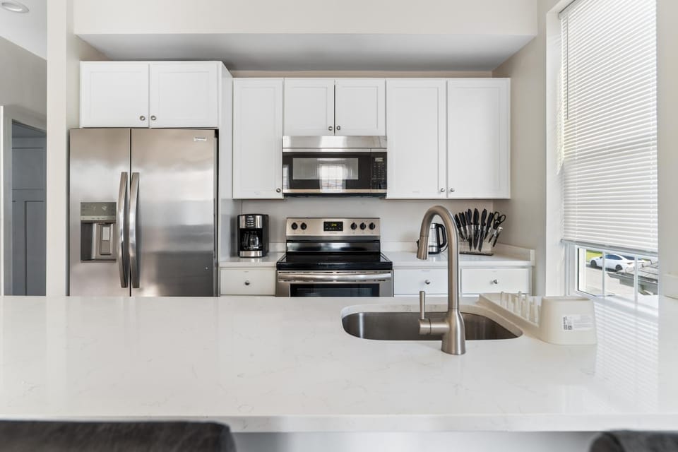 Coffee/tea facilities, Kitchen or kitchenette, dishwasher, oven, stove