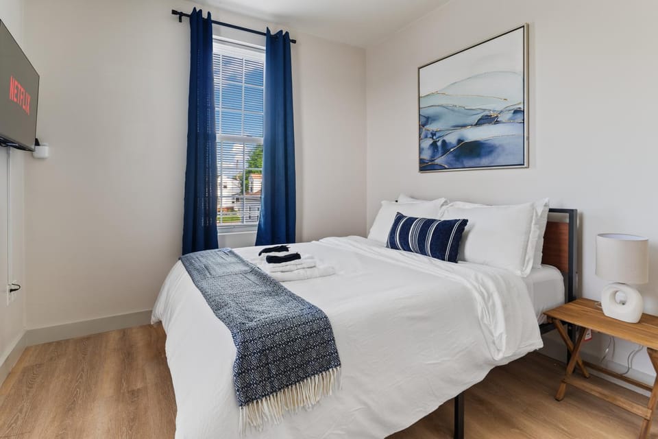 Bed, TV and multimedia, Photo of the whole room, Bedroom