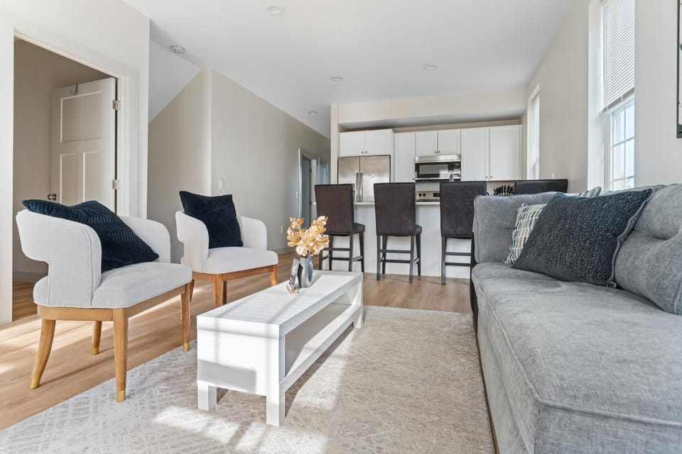 Kitchen or kitchenette, Living room, Seating area, Dining area