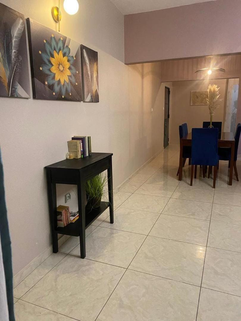 3T House Appartment Bonamoussadi 24h sur 24 Electrité, Wifi gratuit, Forage, Parking Privé, Canal Sat, Gardien, Climatisation Apartment in Douala