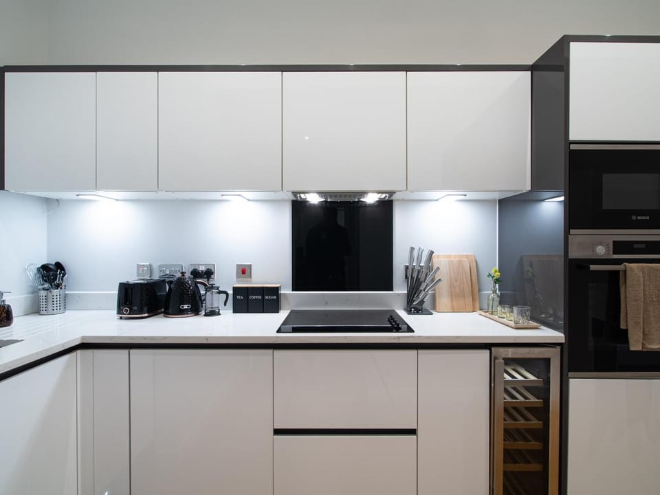 Coffee/tea facilities, Kitchen or kitchenette, dishwasher, oven, stove, toaster