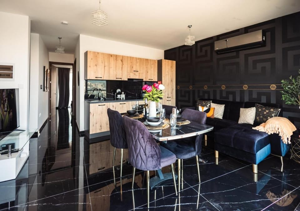 TV and multimedia, Kitchen or kitchenette, Living room, Seating area, Dining area