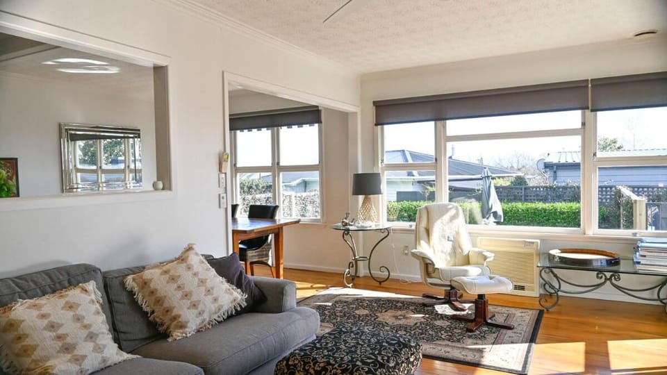 Comfortable home - pool and spa - walk to village House in Havelock North