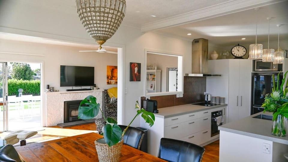 Comfortable home - pool and spa - walk to village House in Havelock North
