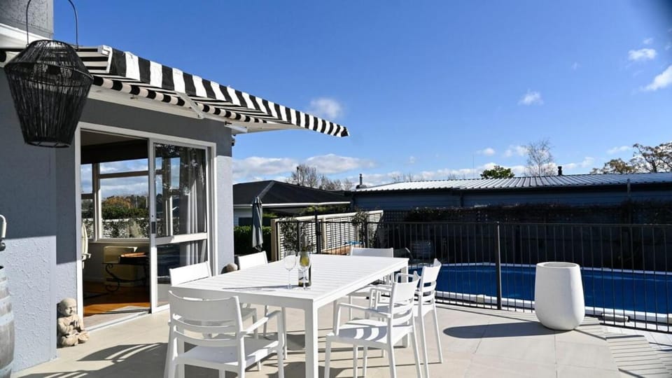 Comfortable home - pool and spa - walk to village House in Havelock North
